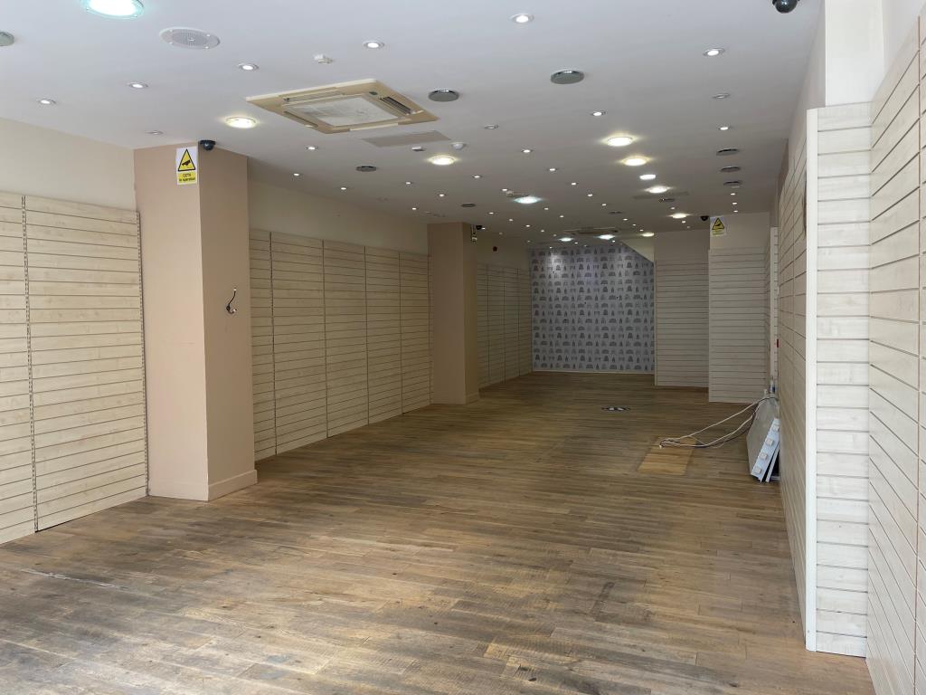 Lot: 11 - COMMERCIAL PROPERTY IN PROMINENT LOCATION - Photo of ground floor sales area